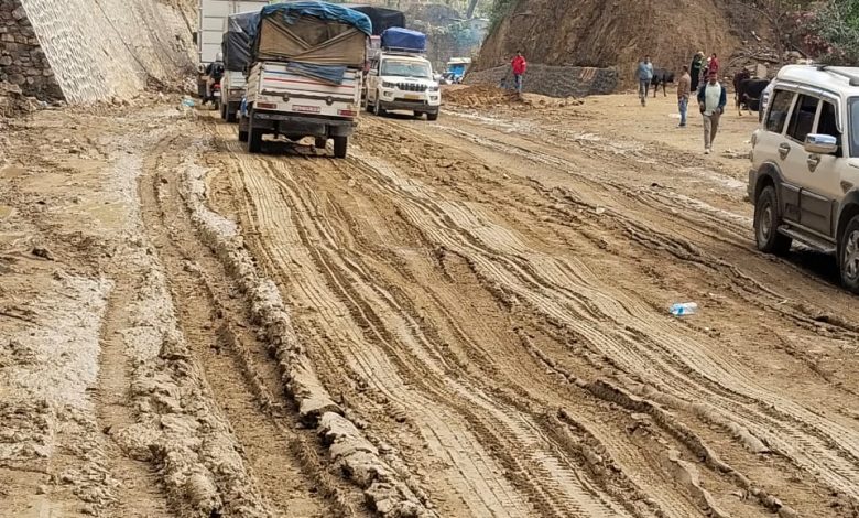 दाउन्नेमा एकतर्फी सवारी सञ्चालन, यात्रुलाई सास्ती