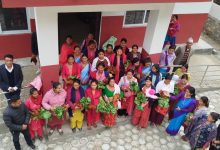 Photo of  गर्भवतीलाई कुखुराको भालेसहित पौष्टिक आहार वितरण