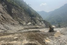 Photo of बाढीले बगाएको डाइभर्सन पुनः बिग्रिँदा बीपी राजमार्ग अझै अवरुद्ध