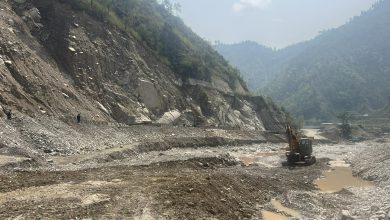 Photo of बाढीले बगाएको डाइभर्सन पुनः बिग्रिँदा बीपी राजमार्ग अझै अवरुद्ध