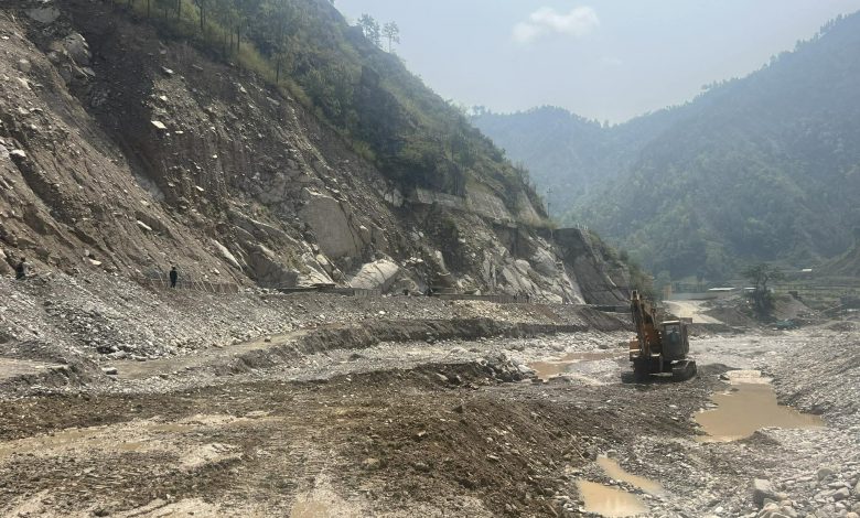 बाढीले बगाएको डाइभर्सन पुनः बिग्रिँदा बीपी राजमार्ग अझै अवरुद्ध