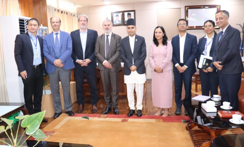 सञ्चारमन्त्री तिमिल्सिनासँग एडिबी नेपालका निर्देशक कोस्वाको शिष्टाचार भेटवार्ता सञ्चारमन्त्री तिमिल्सिनासँग एडिबी नेपालका निर्देशक कोस्वाको शिष्टाचार भेटवार्ता