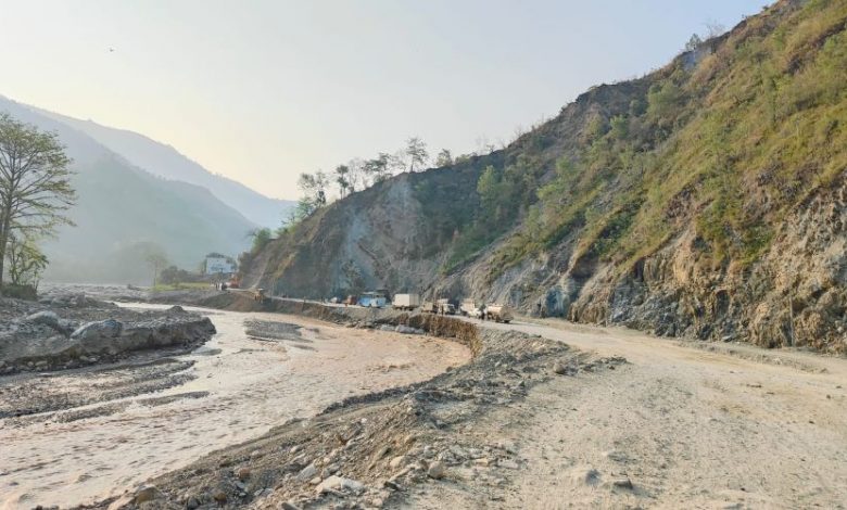 निरन्तरको वर्षाले देशका विभिन्न सडक खण्डहरु अवरुद्ध