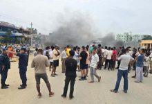 Photo of सडक निर्माणमा भएको ढिलाइप्रति स्थानीयको विरोध, पूर्व-पश्चिम राजमार्ग केहीबेर अवरुद्ध