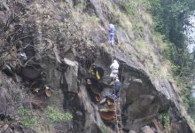 Photo of मह काढ्ने परम्परालाई जीवन्त राख्न पुस्ता हस्तान्तरण