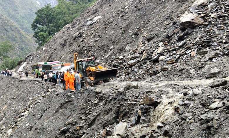 म्याग्दीको सिरुवारीमा पहिरोले बेनी-जोमसोम सडक अवरुद्ध, यातायात ठप्प