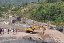 Photo of सुनकोशीको बेलिब्रिज झिकेएपछि स्थानीयलाई आवतजावतमा समस्यामा