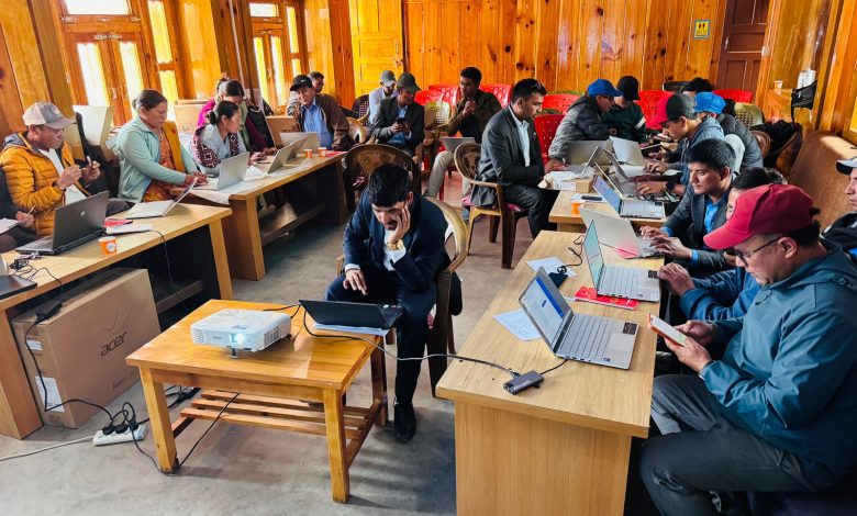 बीस विद्यालयलाई ल्यापटप वितरण – सार्वजनिक सेवा प्रसारण संस्था