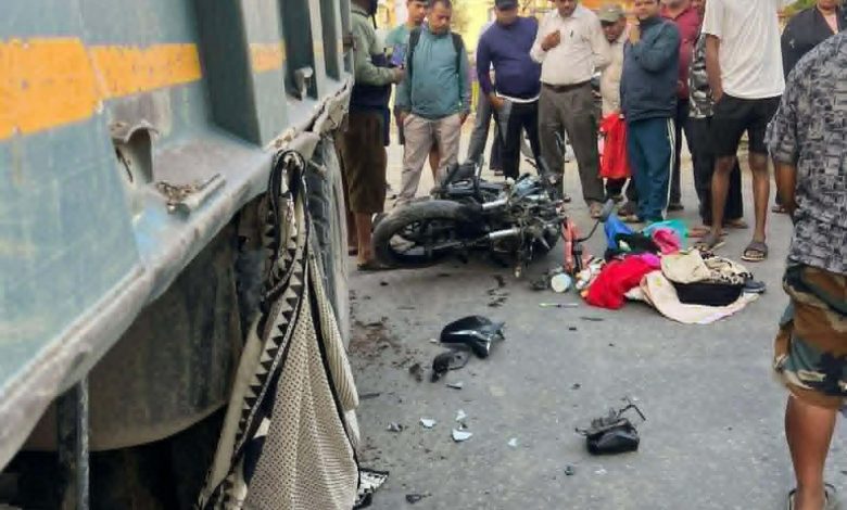 ट्रिपरको ठक्करबाट बाबु र छोराको मृत्यु, आमा घाइते