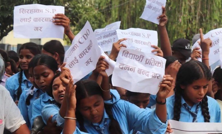 परीक्षामा जफत गरिएको मोबाइल नष्ट गरेपछि विद्यार्थी आन्दोलित
