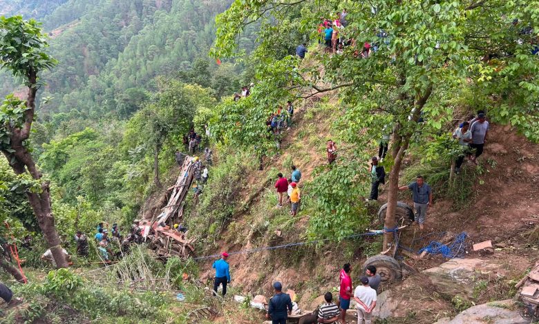 काभ्रेको बुचाकोटमा बस दुर्घटना, ८ जनाको मृत्यु, १६ घाइते