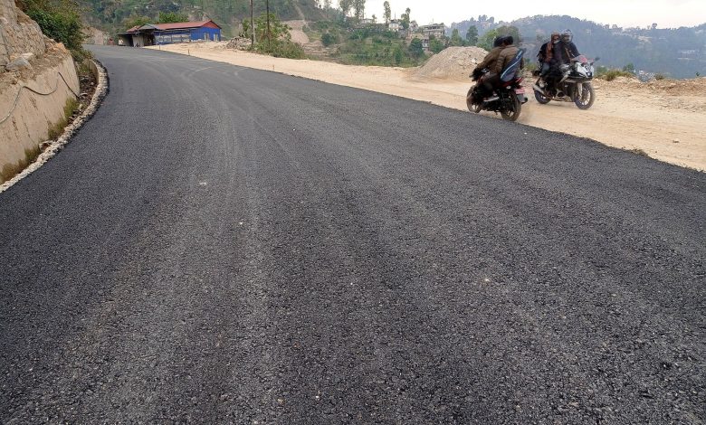 अरनिको राजमार्ग स्तरोन्नतिः ‘बिटुमिन’ अभावले दुई महिनादेखि काम प्रभावित