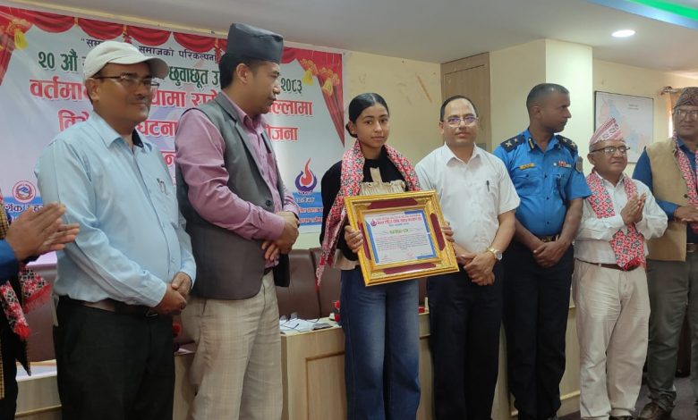 जातीय छुवाछूत उन्मूलन दिवसमा रामेछापका १७ जना दलित सम्मानित