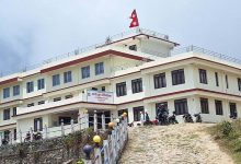 Photo of बाँदरपीडित किसानद्वारा गाउँपालिका कार्यालय घेराउ : नियन्त्रण गर्न स्वयमसेवक परिचालन गरिने