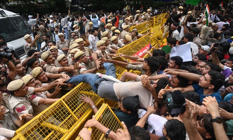 भारतमा शिक्षामन्त्रीविरुद्ध आन्दोलन जारी – सार्वजनिक सेवा प्रसारण संस्था भारतमा शिक्षामन्त्रीविरुद्ध आन्दोलन जारी – सार्वजनिक सेवा प्रसारण संस्था