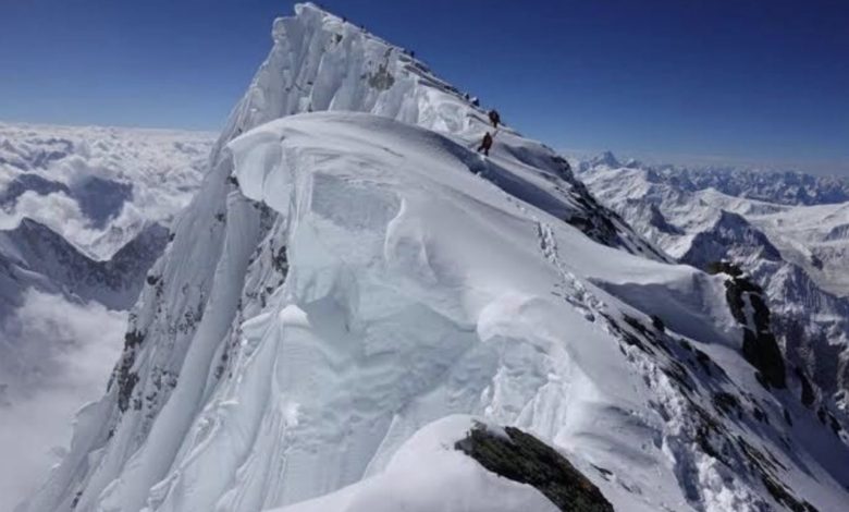 हिमपहिरोमा परेका पाँच नेपालीसहित दश आरोही सम्पर्कविहीन हिमपहिरोमा परेका पाँच नेपालीसहित दश आरोही सम्पर्कविहीन
