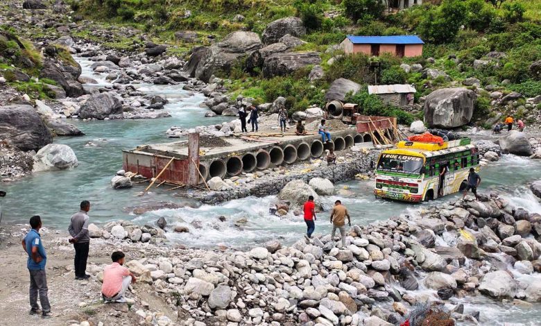 पहिरोले अवरुद्ध तीन मुख्य राजमार्ग सञ्चालनमा, भेरी करिडोर अझै अवरुद्ध पहिरोले अवरुद्ध तीन मुख्य राजमार्ग सञ्चालनमा, भेरी करिडोर अझै अवरुद्ध