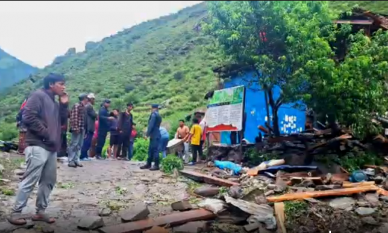 पहिरोमा परी नाबालकको मृत्यु, ४ वटा घरमा पूर्ण क्षति पहिरोमा परी नाबालकको मृत्यु, ४ वटा घरमा पूर्ण क्षति