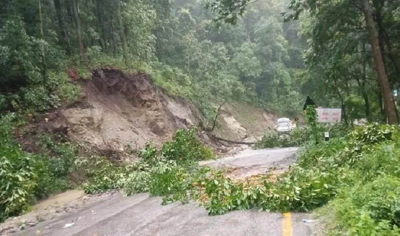 वर्षा र पहिरोले एक दर्जन सडक प्रभावित, नौ राजमार्ग पूर्ण रूपमा अवरुद्ध वर्षा र पहिरोले एक दर्जन सडक प्रभावित, नौ राजमार्ग पूर्ण रूपमा अवरुद्ध