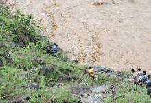 Photo of कर्णालीमा पानीको बहाव बढेपछि डुबेको गाडी उद्धारमा कठिनाइ