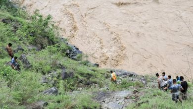 Photo of कर्णालीमा पानीको बहाव बढेपछि डुबेको गाडी उद्धारमा कठिनाइ