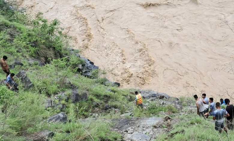 कर्णालीमा पानीको बहाव बढेपछि डुबेको गाडी उद्धारमा कठिनाइ कर्णालीमा पानीको बहाव बढेपछि डुबेको गाडी उद्धारमा कठिनाइ