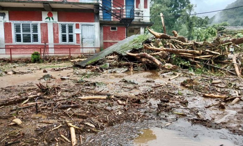 बाढीले दुई घर र एक विद्यालयमा क्षति, विभिन्न सडक अवरुद्ध