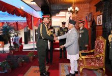 Photo of राष्ट्रपतिद्वारा भारतीयस्थल सेनाध्यक्षलाई नेपाली सेनाको मानार्थ महारथीको दर्ज्यानी चिह्न प्रदान