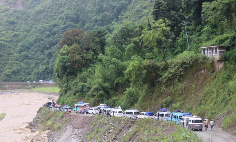 वर्षाले सडक सञ्जाल प्रभावित, यात्रामा सावधानी अपनाउन अनुरोध वर्षाले सडक सञ्जाल प्रभावित, यात्रामा सावधानी अपनाउन अनुरोध