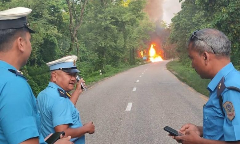 दुर्घटनामा परेको पेट्रोल ट्याङ्करमा आगलागी
