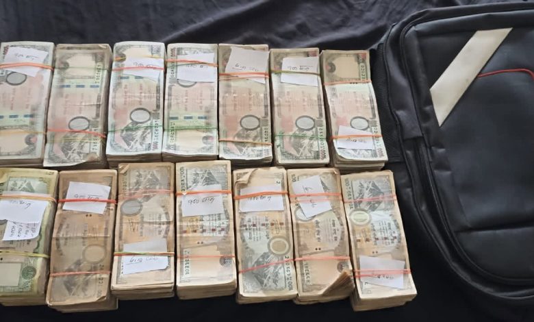 स्रोत नखुलेको ५१ लाखभन्दा बढी नेपाली रुपैयाँसहित सर्लाहीमा एक जना पक्राउ स्रोत नखुलेको ५१ लाखभन्दा बढी नेपाली रुपैयाँसहित सर्लाहीमा एक जना पक्राउ
