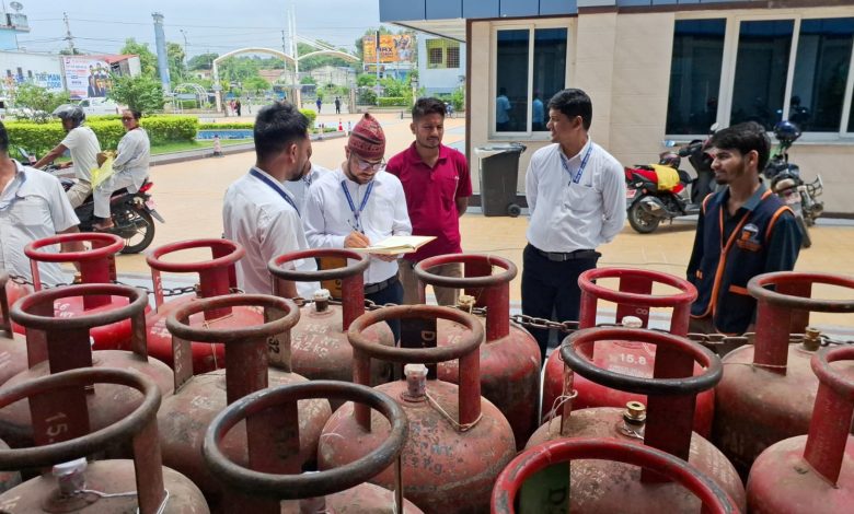 आवश्यकताभन्दा बढी ग्यास सिलिन्डर भण्डारण नगर्न उपभोक्तालाई आग्रह आवश्यकताभन्दा बढी ग्यास सिलिन्डर भण्डारण नगर्न उपभोक्तालाई आग्रह