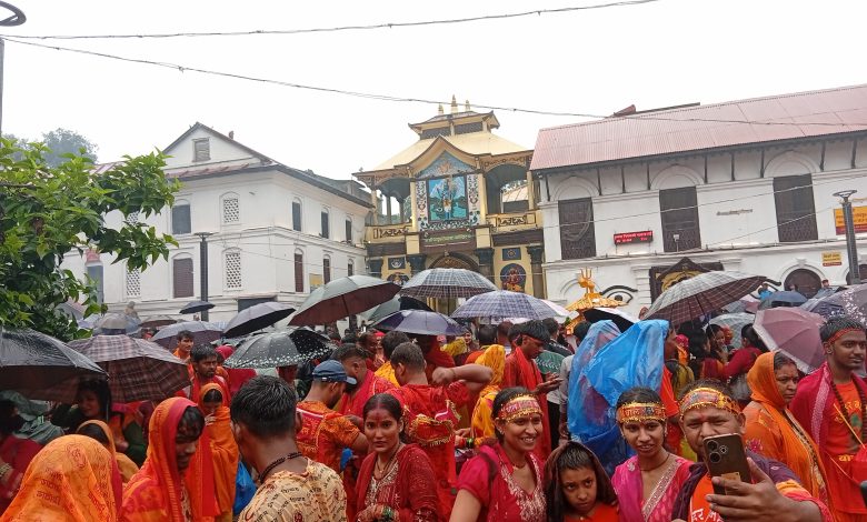 पशुपतिनाथलगायत देशका शिवालयहरुमा दर्शनार्थीको घुइँचो – सार्वजनिक सेवा प्रसारण संस्था