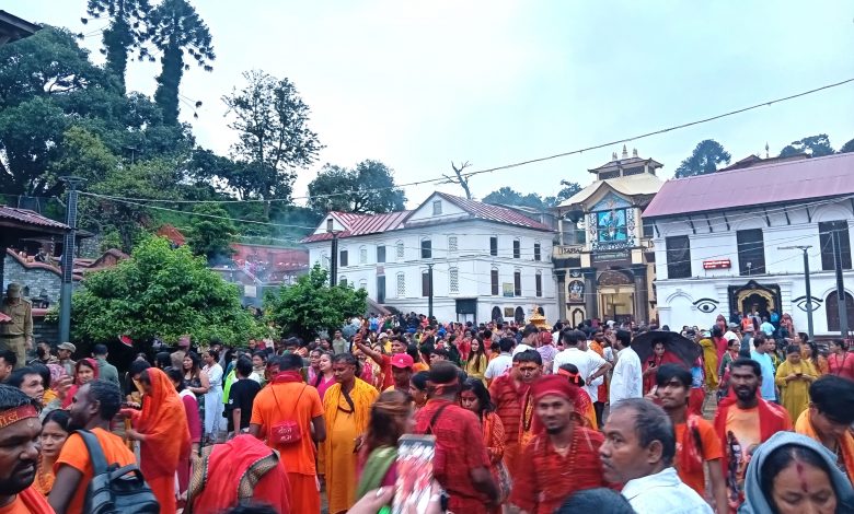 पशुपतिनाथ लगायत देशभरका शिवालयमा दर्शनार्थीको घुइँचो