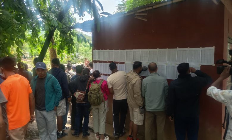 बाढीमा बेपत्ता आफन्तको खोजीमा भौँतारिदै