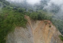 Photo of ओखलढुङ्गाको डाँडाखर्कमा दुई दशकदेखि निरन्तर पहिरो, पाँच परिवार उच्च जोखिममा