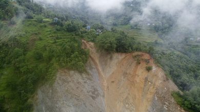 Photo of ओखलढुङ्गाको डाँडाखर्कमा दुई दशकदेखि निरन्तर पहिरो, पाँच परिवार उच्च जोखिममा