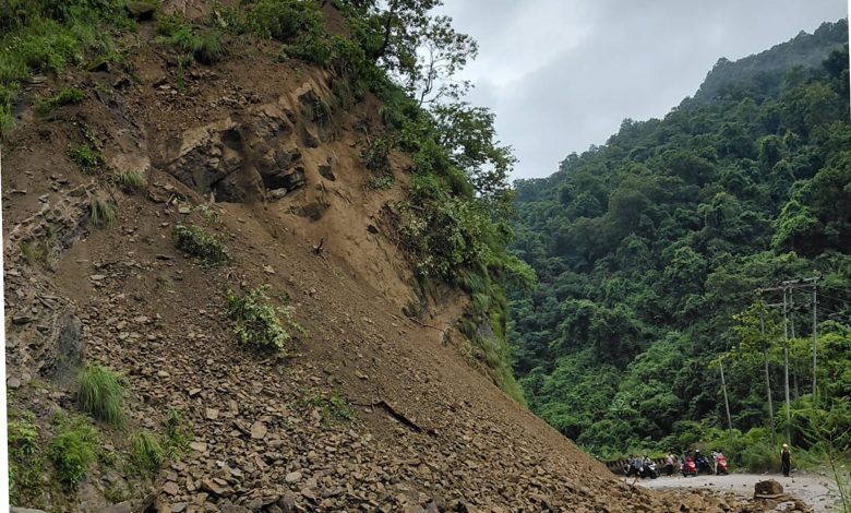 पहिरोका कारण सिद्धार्थ राजमार्ग अवरुद्ध