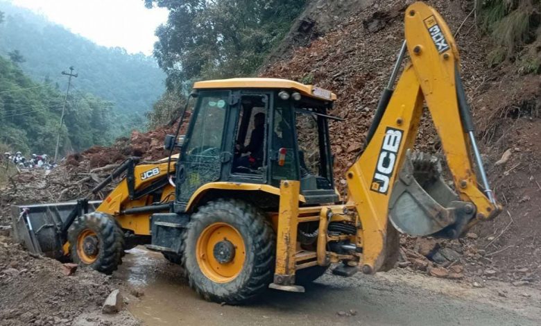 पहिरो र बाढीका कारण देशका विभिन्न राजमार्ग अवरुद्ध