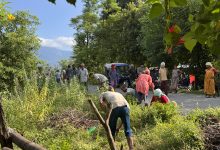 Photo of आफ्नो गाउँ सफा गर्न आफैँ जुटे युवा