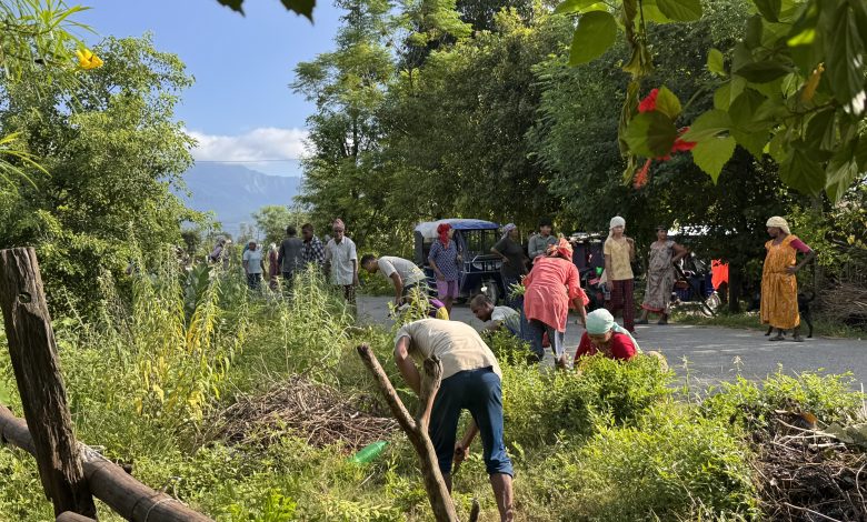 आफ्नो गाउँ सफा गर्न आफैँ जुटे युवा