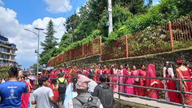 Photo of पशुपति क्षेत्रमा बिहानैदेखि महिला व्रतालुको लाम,बाढीको पीडाले छैन तीजको रौंनक