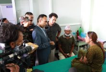 Photo of भोटेकोशी बाढीपीडितको स्वास्थ्य अवस्थाबारे बुझ्न सञ्चारमन्त्री अस्पतालमा
