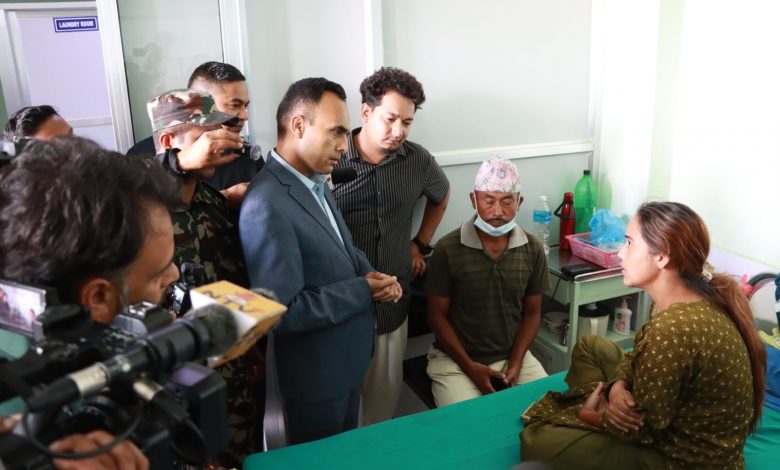 घाइतेको स्वास्थ्य अवस्थाबारे बुझ्न सञ्चारमन्त्री अस्पतालमा