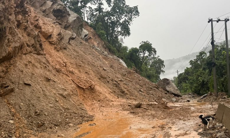 बाढीपहिरोबाट पृथ्वी राजमार्गसहित मुख्यसडक अवरुद्ध बाढीपहिरोबाट पृथ्वी राजमार्गसहित मुख्यसडक अवरुद्ध