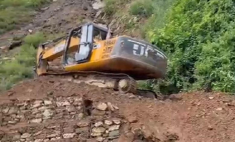 सवारी आवागमन बन्द गरेर परेवाभिरमा सडक मर्मत गरिँदै