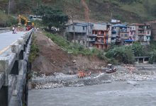 Photo of बाढीले पुलमा क्षति पुर्याएपछि यातायात ठप्प, पर्यटन र व्यापारमा असर