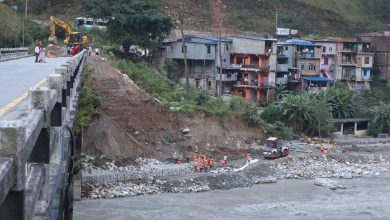 Photo of बाढीले पुलमा क्षति पुर्याएपछि यातायात ठप्प, पर्यटन र व्यापारमा असर