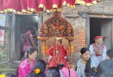 Photo of तलेजुमा सर्वसाधारणद्वारा कुमारीको हातबाट टीका ग्रहण, तलेजुलाई देवगृह भित्र्याइयो