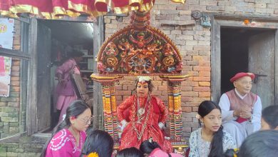 Photo of तलेजुमा सर्वसाधारणद्वारा कुमारीको हातबाट टीका ग्रहण, तलेजुलाई देवगृह भित्र्याइयो